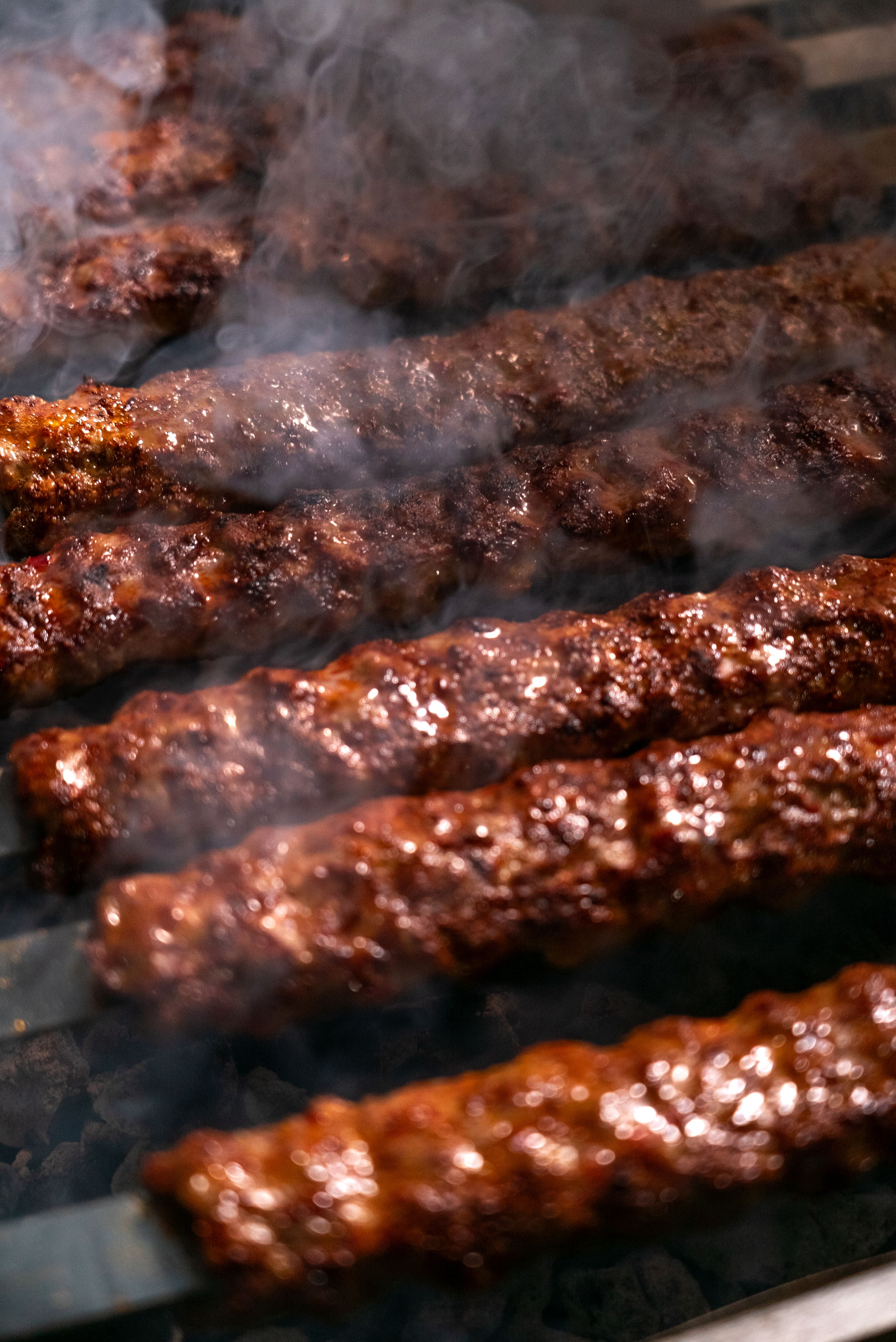Flyer Motiv für Dönerladen Werbung Berlin Frisch gegrilltes Dönerfleisch auf dem Grill – Nahaufnahme