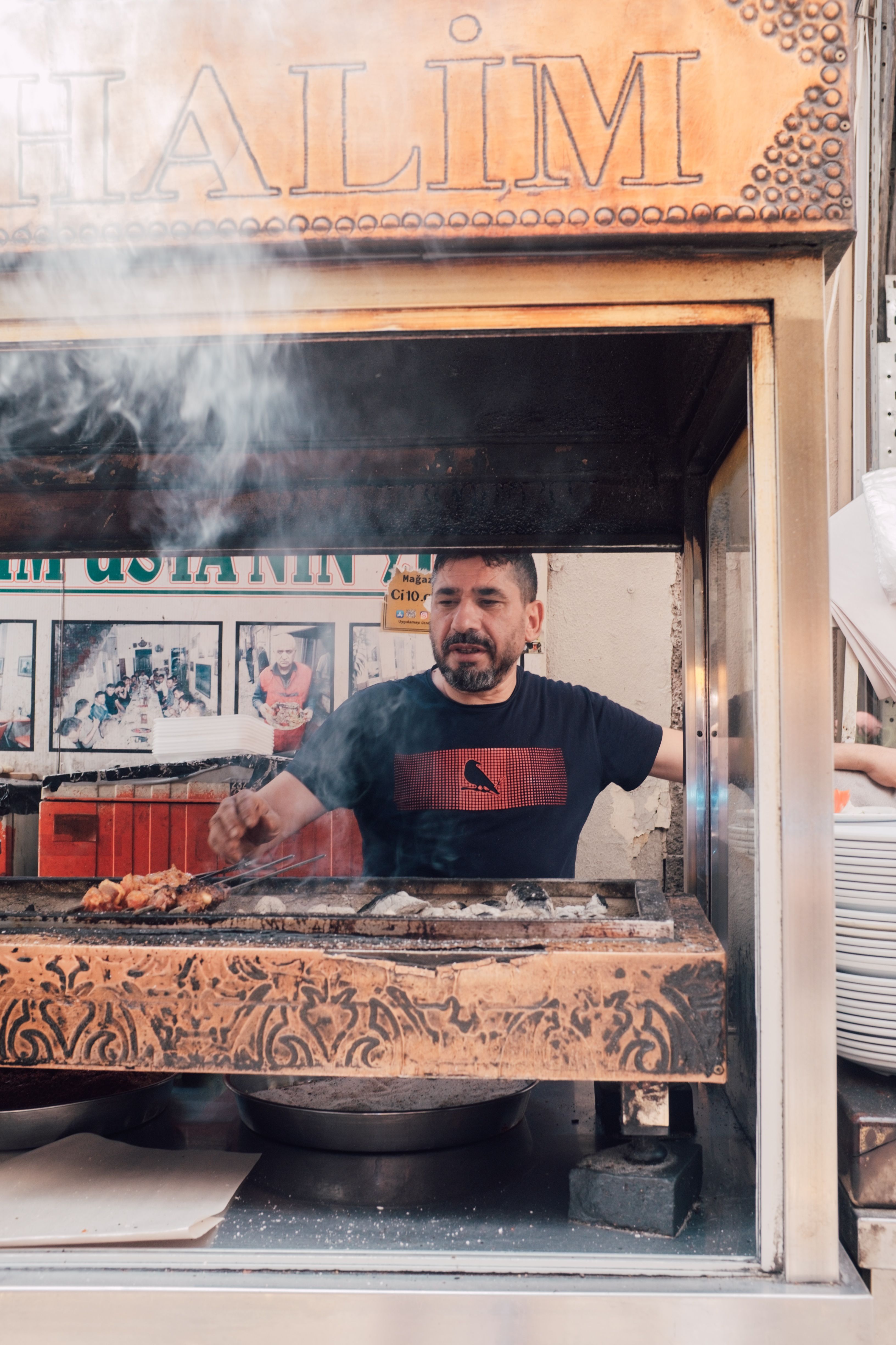 Inhaber bereitet frischen Döner in seinem Imbiss in Berlin zu