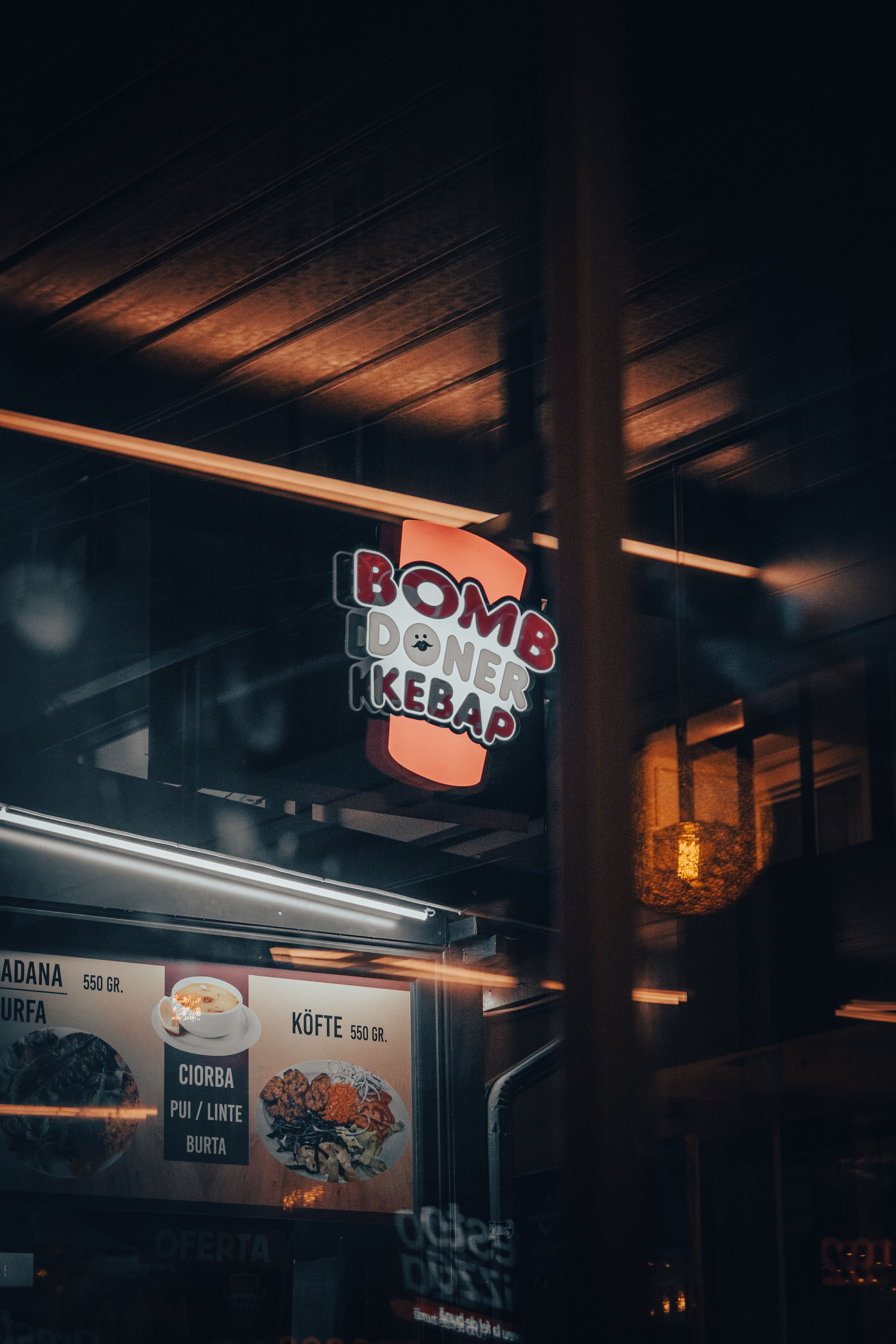 Leuchtreklame Kebap Schild in einem Berliner Imbiss
